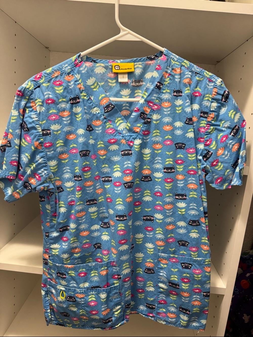 WonderWink Blue Cat & Floral Scrub Top